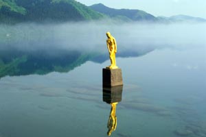 田沢湖と辰子姫の像